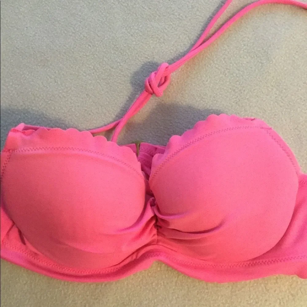 Victoria’s Secret 32B Getaway Halter bikini top